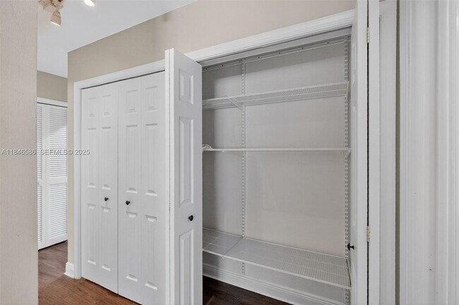 Building Photo - 539 Menendez Ave