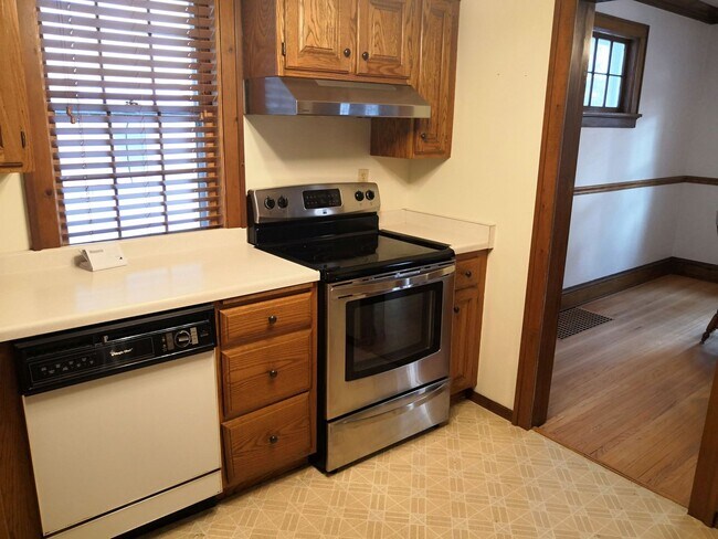 Building Photo - AVAILABLE AUGUST -  3 BED 2 BATH