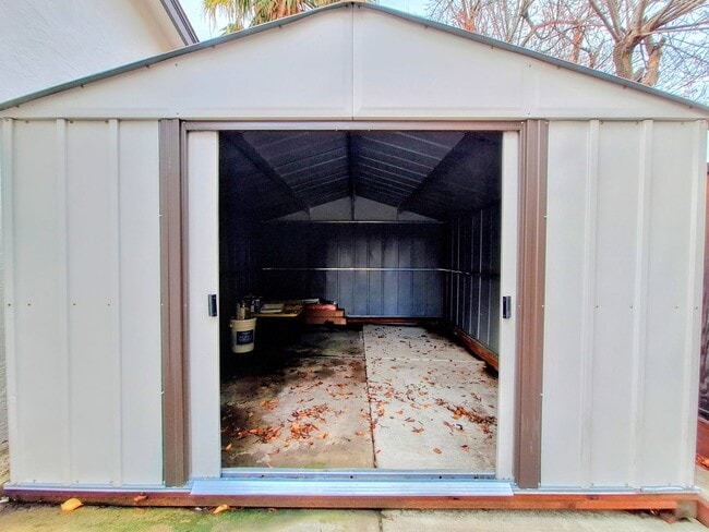 Building Photo - Beatifully Remodeled 3bd Single Story House With Pool!