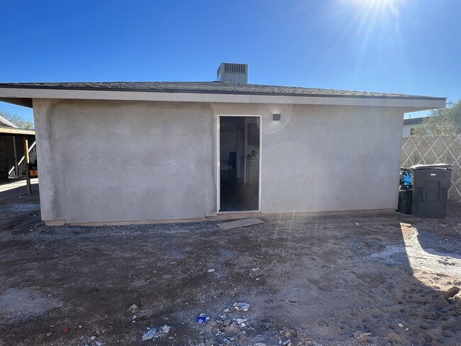Building Photo - 1155 N Bryant Ave