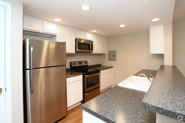 2BR, 2BA - 900SF - Kitchen (White Cabinet Option) - Hunters Hill Apartments