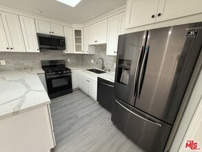 Building Photo - 941 Cloverdale Ave