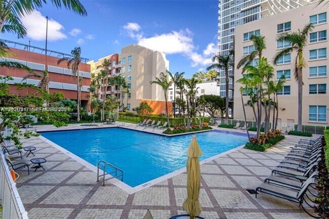 Building Photo - 2000 N Bayshore Dr