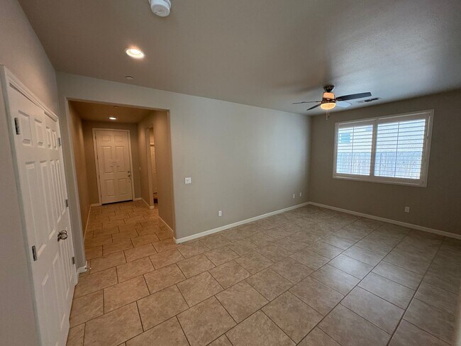 Building Photo - Lovely Clovis home Available Now!