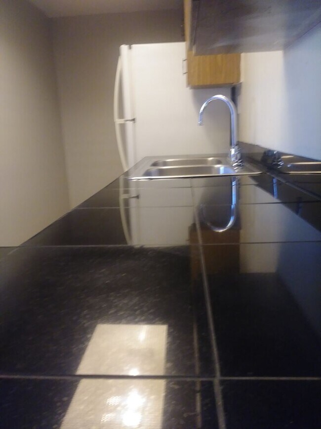 Building Photo - Gated Community 1 Bedroom 1.5 Bath Near Do...