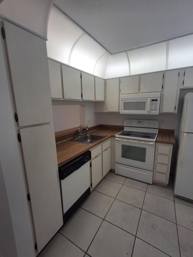 Building Photo - 8770 Royal Palm Blvd
