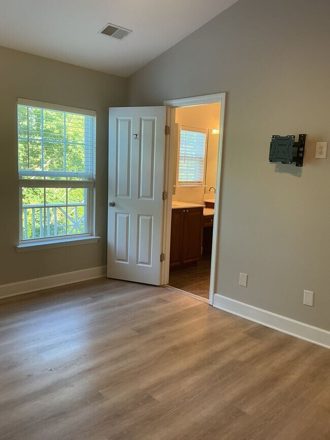 Building Photo - Beautiful 3 Bedroom, 2.5 Bath Townhouse in...
