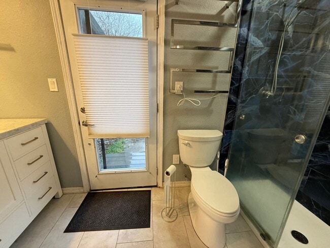 Building Photo - 216 11th St