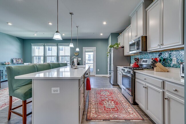 Building Photo - Modern 3 BR Townhome in Village of Towne Square Includes Trash, Cable/internet and Landscaping!