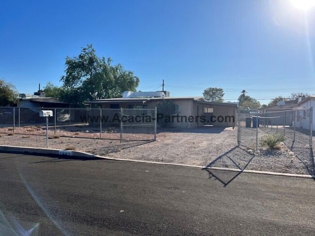 Building Photo - Centrall Located Two Bedroom Home