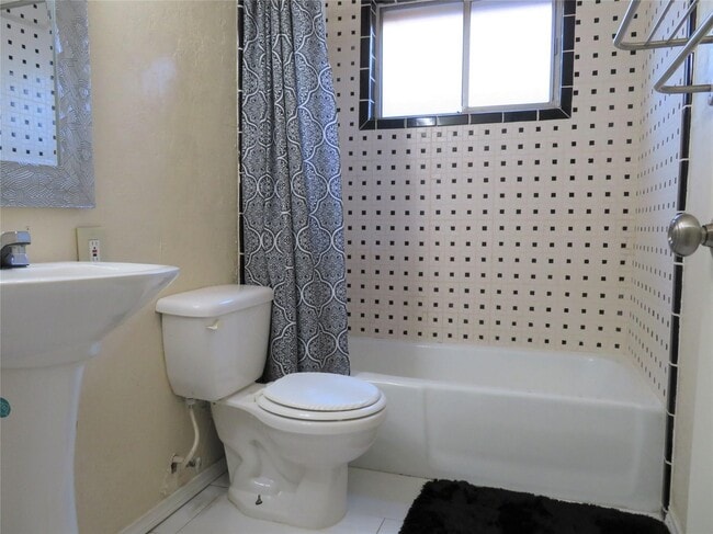 Building Photo - 1006 Avenue L