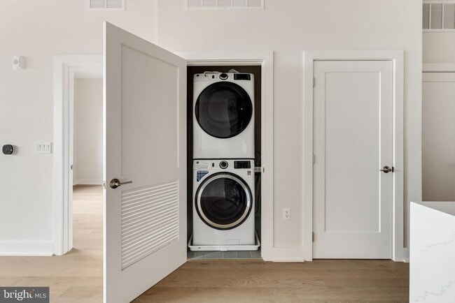 Building Photo - 701 Swann Ave