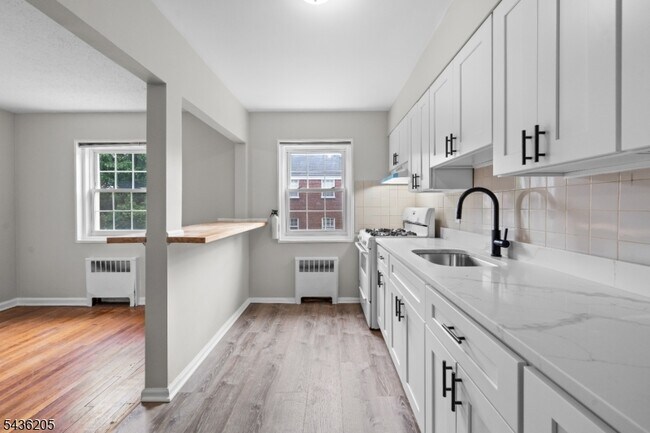 Building Photo - 4B Colfax Manor