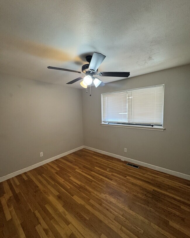 Building Photo - Welcome Home to Desirable Fenton!