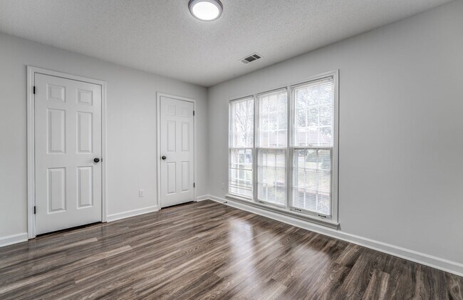 Building Photo - Style, Space, and Convenience in the Heart...
