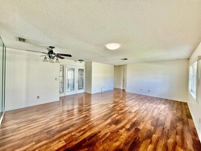 Building Photo - 940 Rosewood Ln