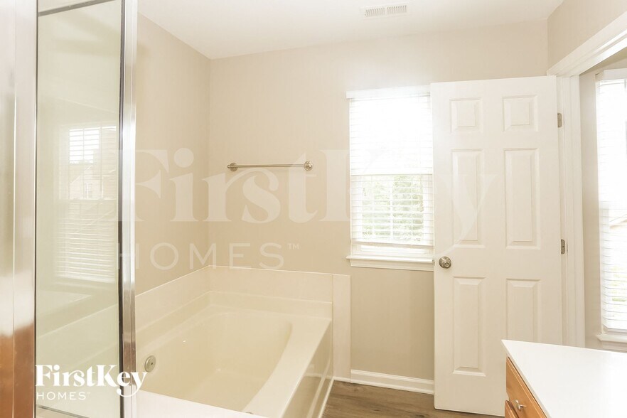 Building Photo - 5841 Branthurst Dr