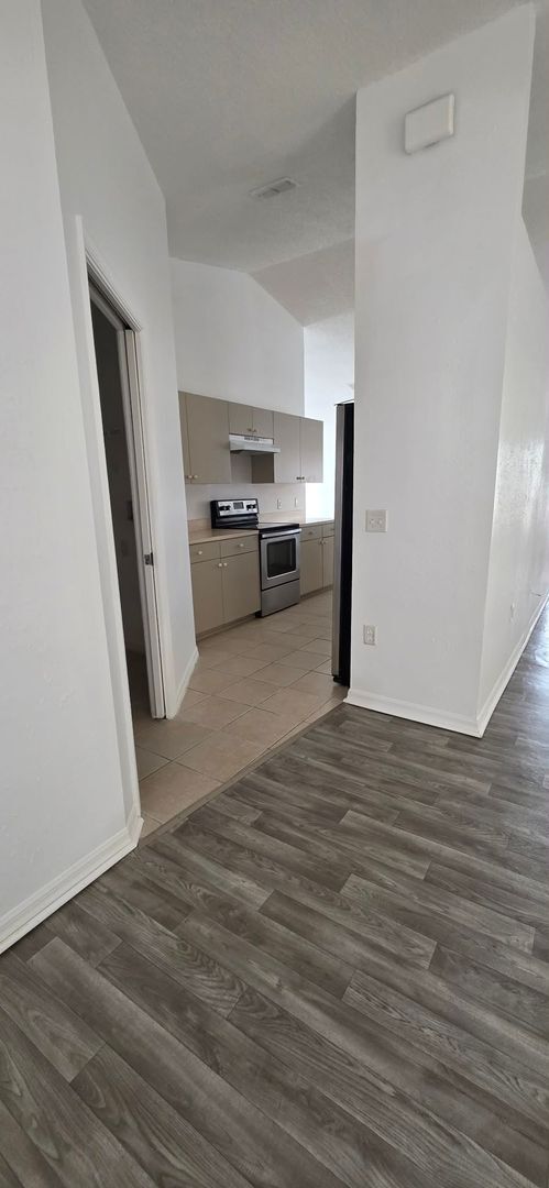 Building Photo - Spacious 3BR/2BA Home with Screened Patio and 2-Car Garage