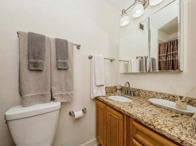 Building Photo - 224 N Clark St