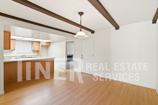 Building Photo - Spacious 2 Bedroom Duplex