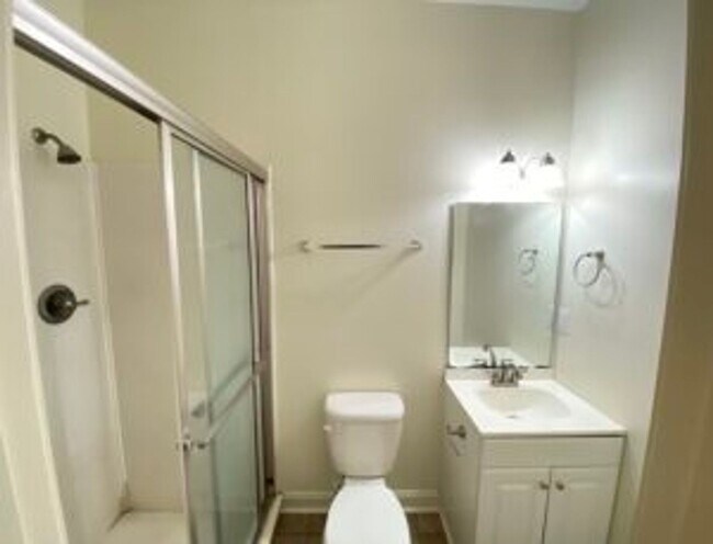 Building Photo - 19 Hollywood Ct