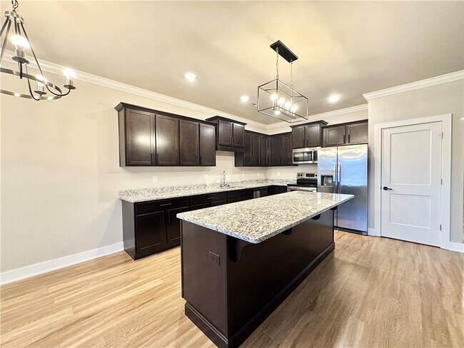 Building Photo - 812 NE Hts Ln