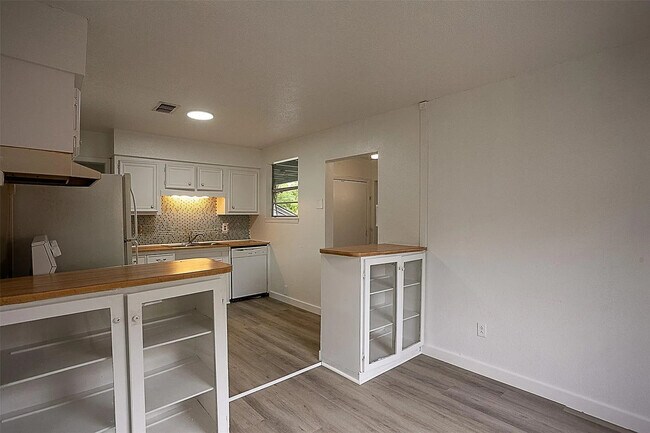 Building Photo - 565 25th St