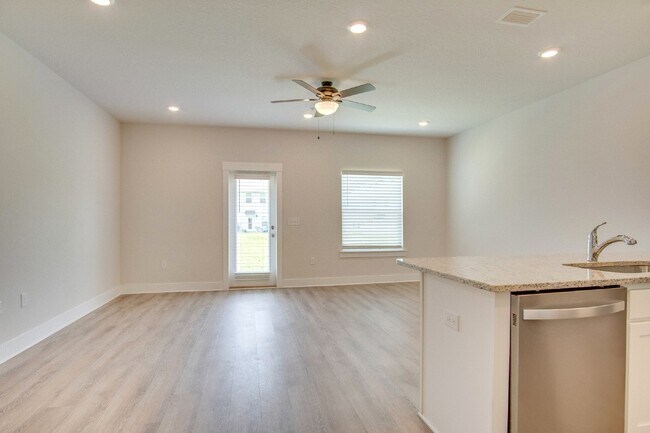 Building Photo - Spacious North Pensacola Townhome Featuring Modern Finishes, Granite Kitchen, Private Garage, Com...