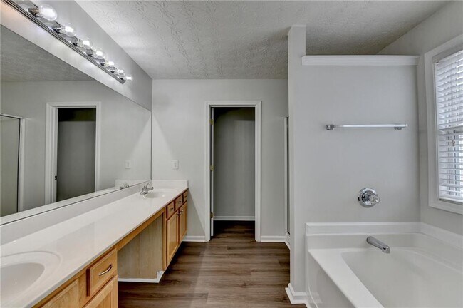 Building Photo - 6670 Island Pointe Dr