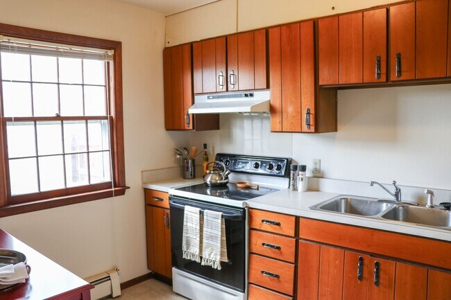 Building Photo - 1913 Douglas Ave