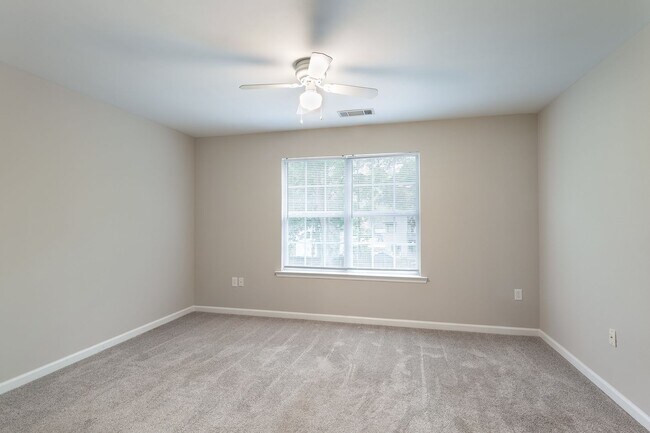 Building Photo - 3bd/2ba Duplex Unit w/ Garage in Ideal Loc...