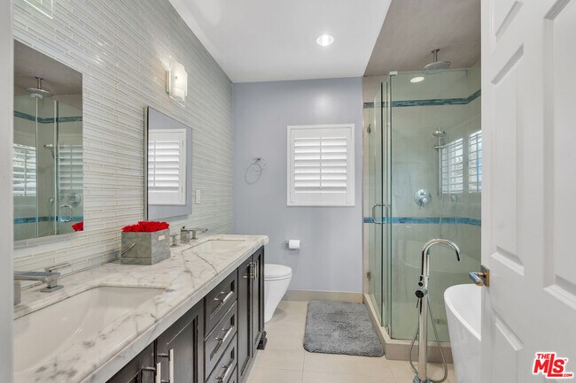 Building Photo - 326 N Doheny Dr