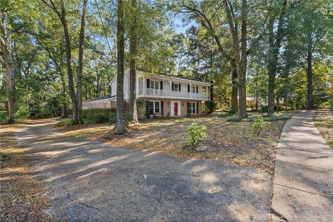 Building Photo - 745 Westmoreland Dr E