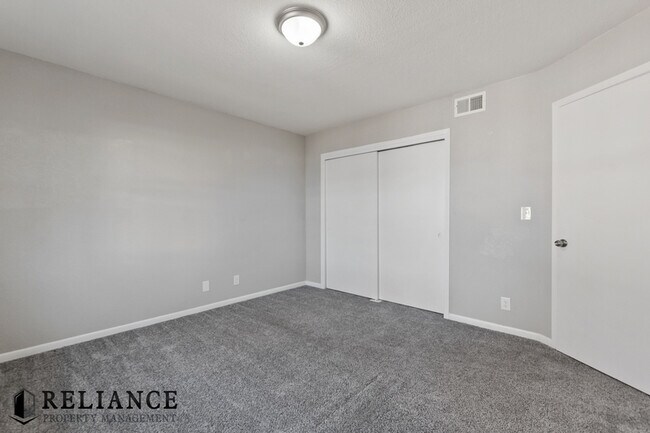 Building Photo - 8712 Lakeland Cir