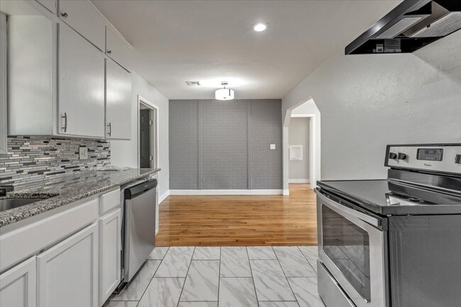 Building Photo - 4604 N Rockwell Ave