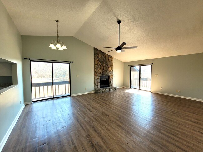 Building Photo - Charming 2 Bed/2 Bath Condo - Mallard Head Subdivision - Spacious Deck - Fireplace - Community Pool