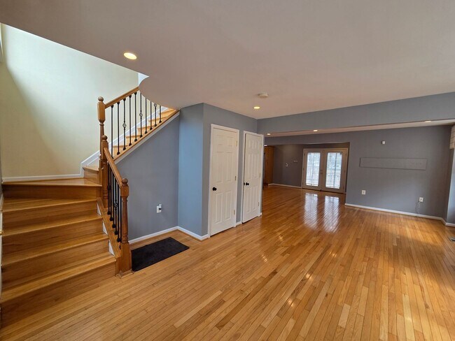 Building Photo - Lovely 3 BR/2.5 BA Single-Family Home in O...