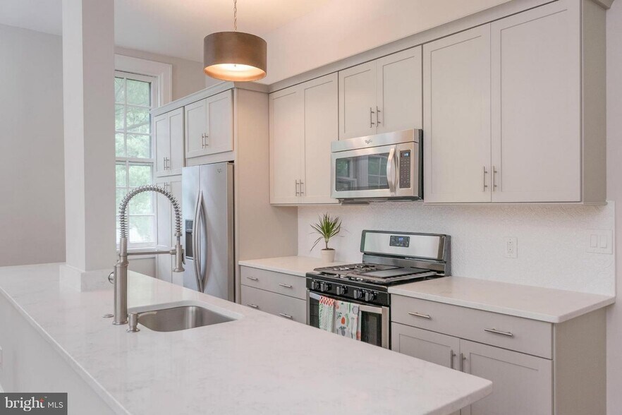Building Photo - 3039 Macomb St NW