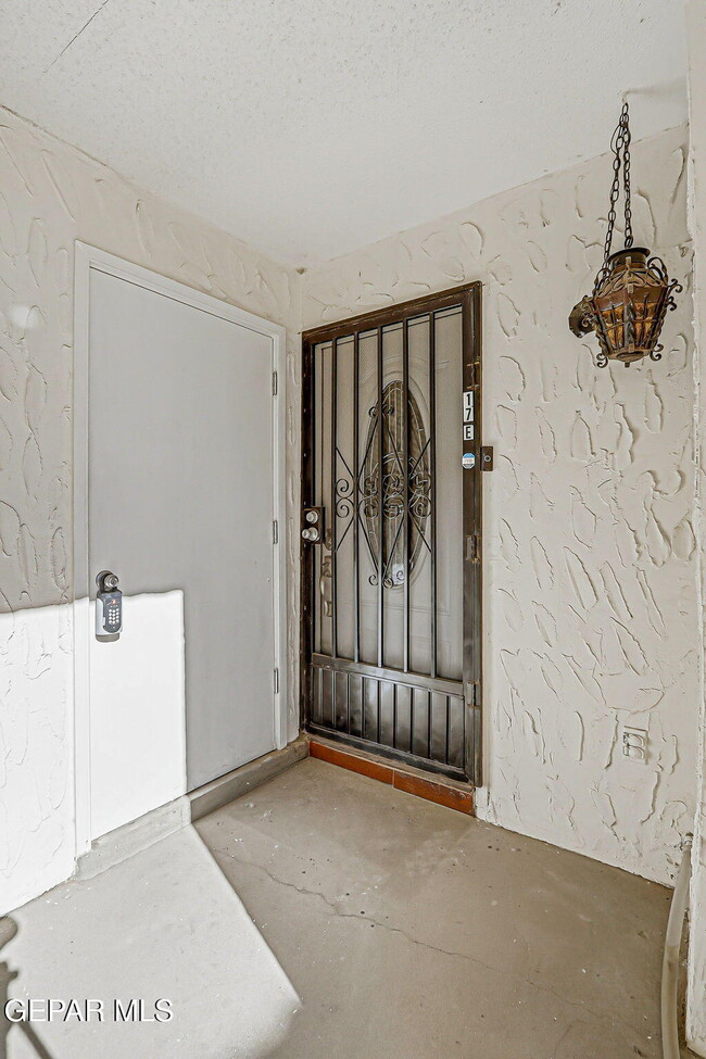 Building Photo - 6201 Escondido Dr