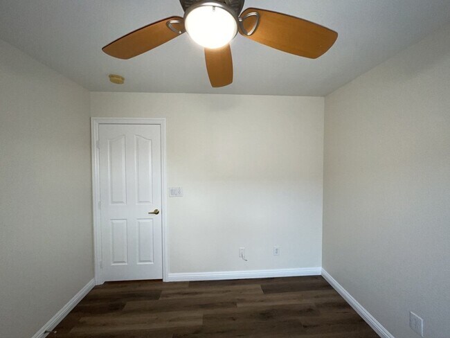 Building Photo - SPACIOUS 3-BEDROOM 2 1/2 BATH TOWNHOME IN GATED COMMUNITY