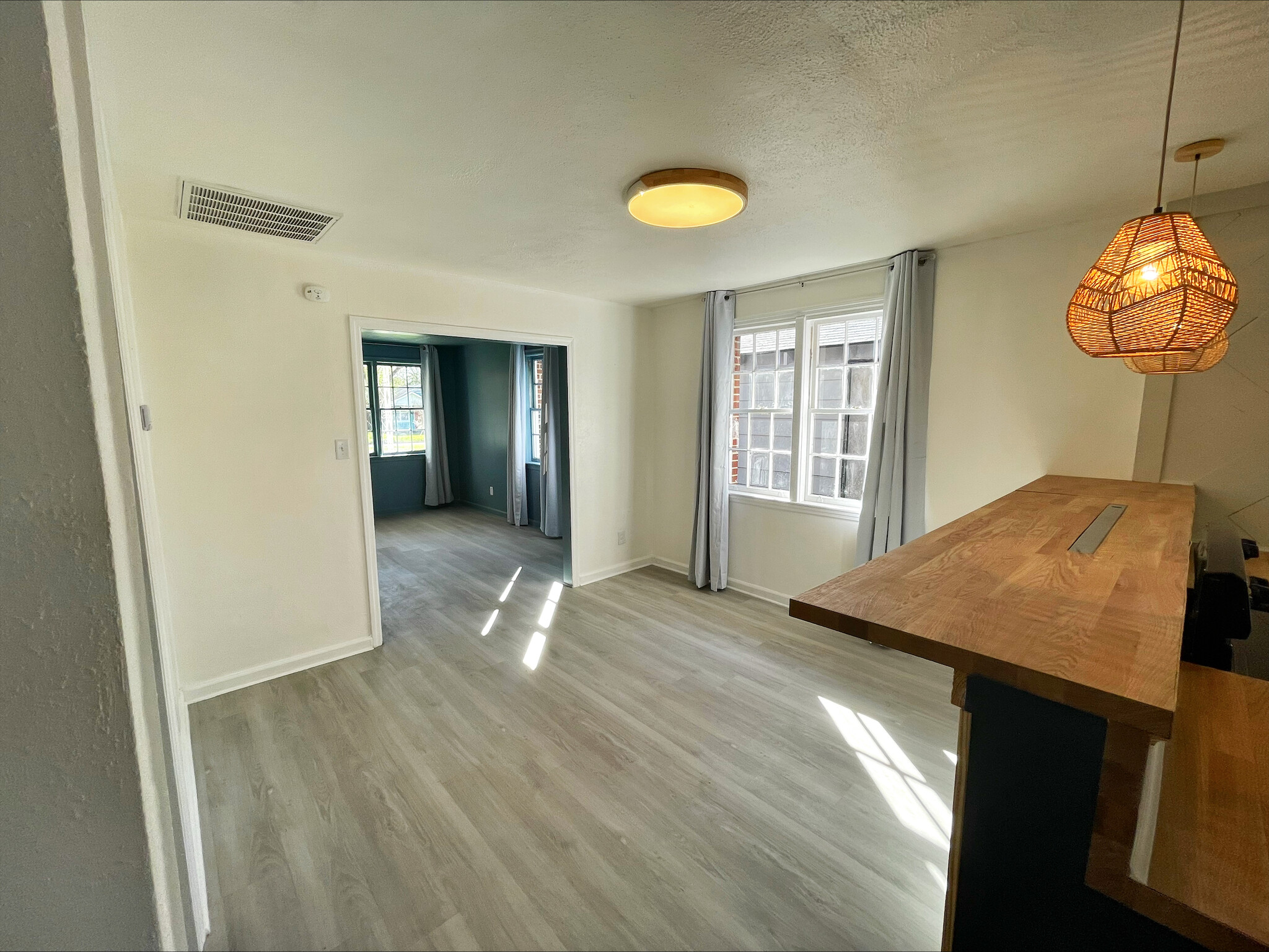Dining Room/Breakfast Bar - 822 W 47th St