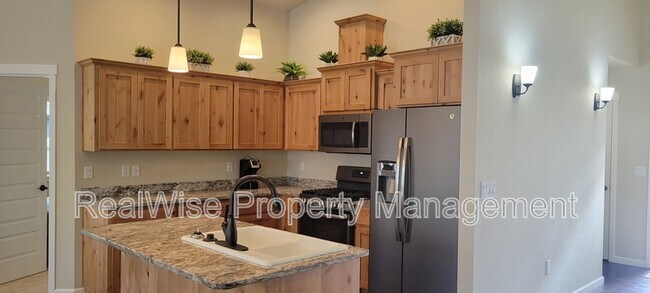 Building Photo - 108 SW Little Meadow Ln