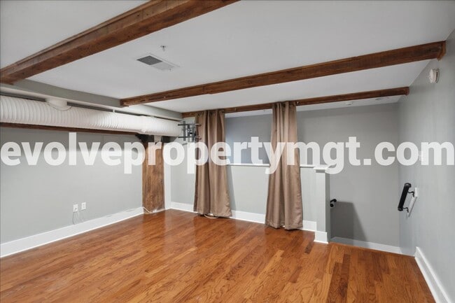 Building Photo - Downtown Living at Its Finest – Spacious 2...