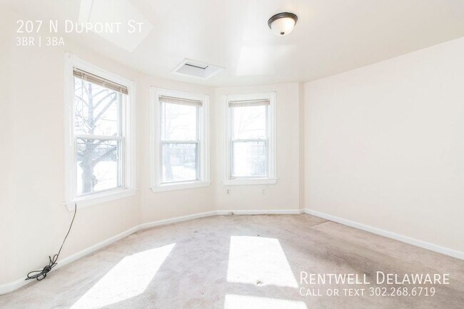 Building Photo - GORGEOUS TOWNHOME