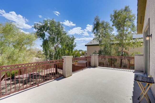 Building Photo - FANTASTIC 3 BEDROOM 2.5 BATH IN NORTH LAS ...