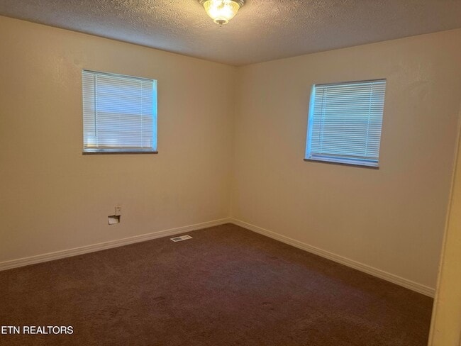 Building Photo - 520 Hopewell Rd