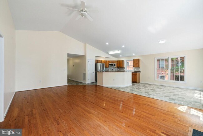 Building Photo - 686 Lake Caroline Dr