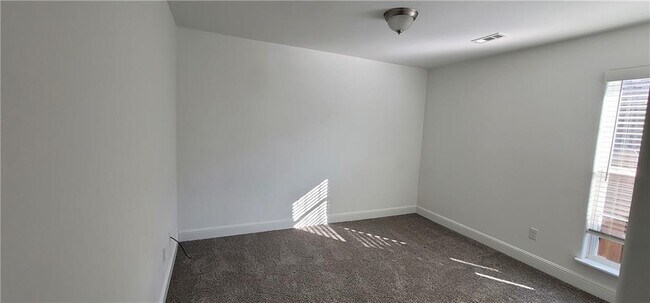 Building Photo - 5908 NW Ettie May St