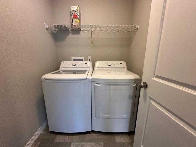 Building Photo - Charming 3 Bed 3 Bath House!!!