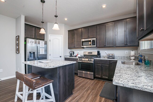 Building Photo - Brand new and fully furnished corporate ex...
